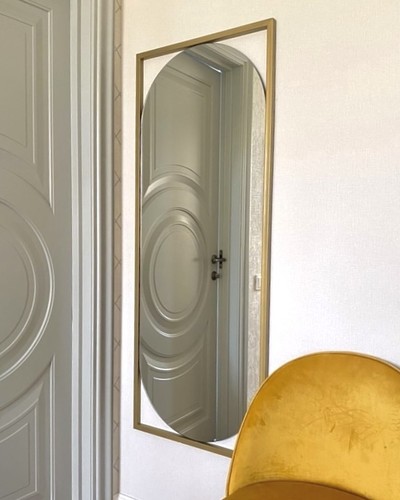 Дизайнерское настенное напольное зеркало Glass Memory Lustrous в металлической раме золотого цвета